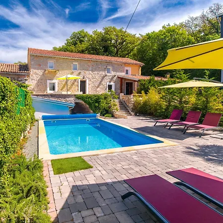 Cati Mit Beheiztem Pool Gostinjac